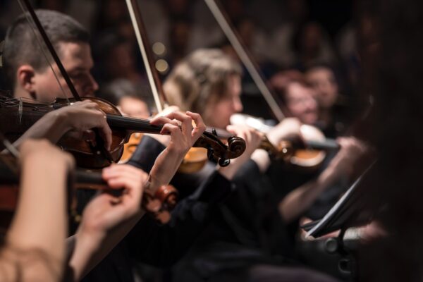Die Bedeutung des Rhythmus und Instruments bei einem Konzert: Eine Reise durch die Welt der Musik